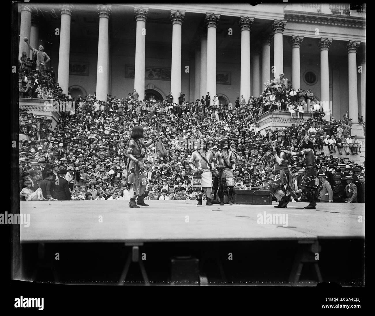 Die Schreie der Hopi-indianer, wie sie in ihren historischen Snake Dance tanzte durch die United States Capitol Gelände hallte, 15. Mai, wenn ausgewählte Mitglieder Ihres Stammes eine echte sicher genug ol-Zeit Tanz für Mitglieder des Kongresses inszeniert. Der Tanz wurde von Senator Cameron von Arizona in dem Bemühen, die Einwände, die gegen dieses alten religiösen Ritual entstanden sind überwinden geplant Stockfoto