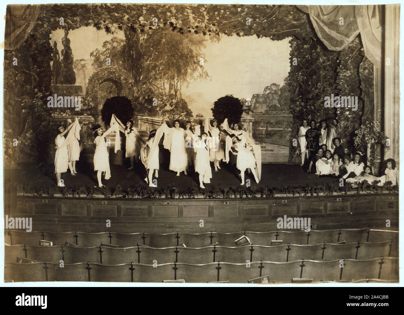 Der Tanz der Kinder der Sonne. [#4140: Miss Mackay's Pageant Kinder von Sonne und Schatten, da in Washington Irving High School vorgestellt. L.W. Hine. Stockfoto