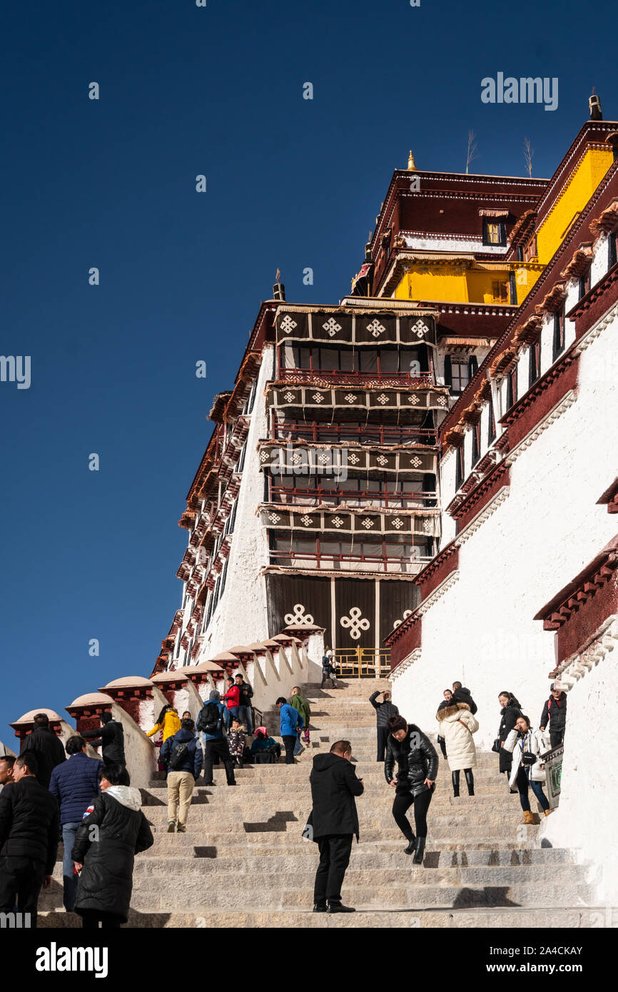 Lhasa, China - 13. Dezember 2018: Touristen gehen Sie die Treppe, die zu den berühmten Potala Palast in der Altstadt von Lhasa in Tibet Provinz auf einem sonnigen Winter Stockfoto