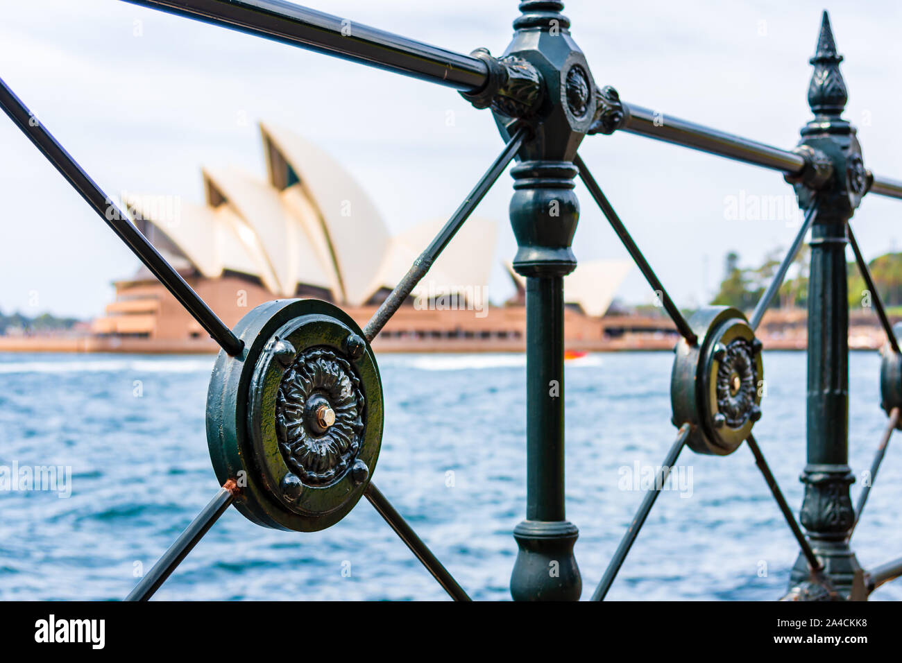 Hafen von Sydney mit dem Opernhaus im Hintergrund, durch einen Zaun Stockfoto