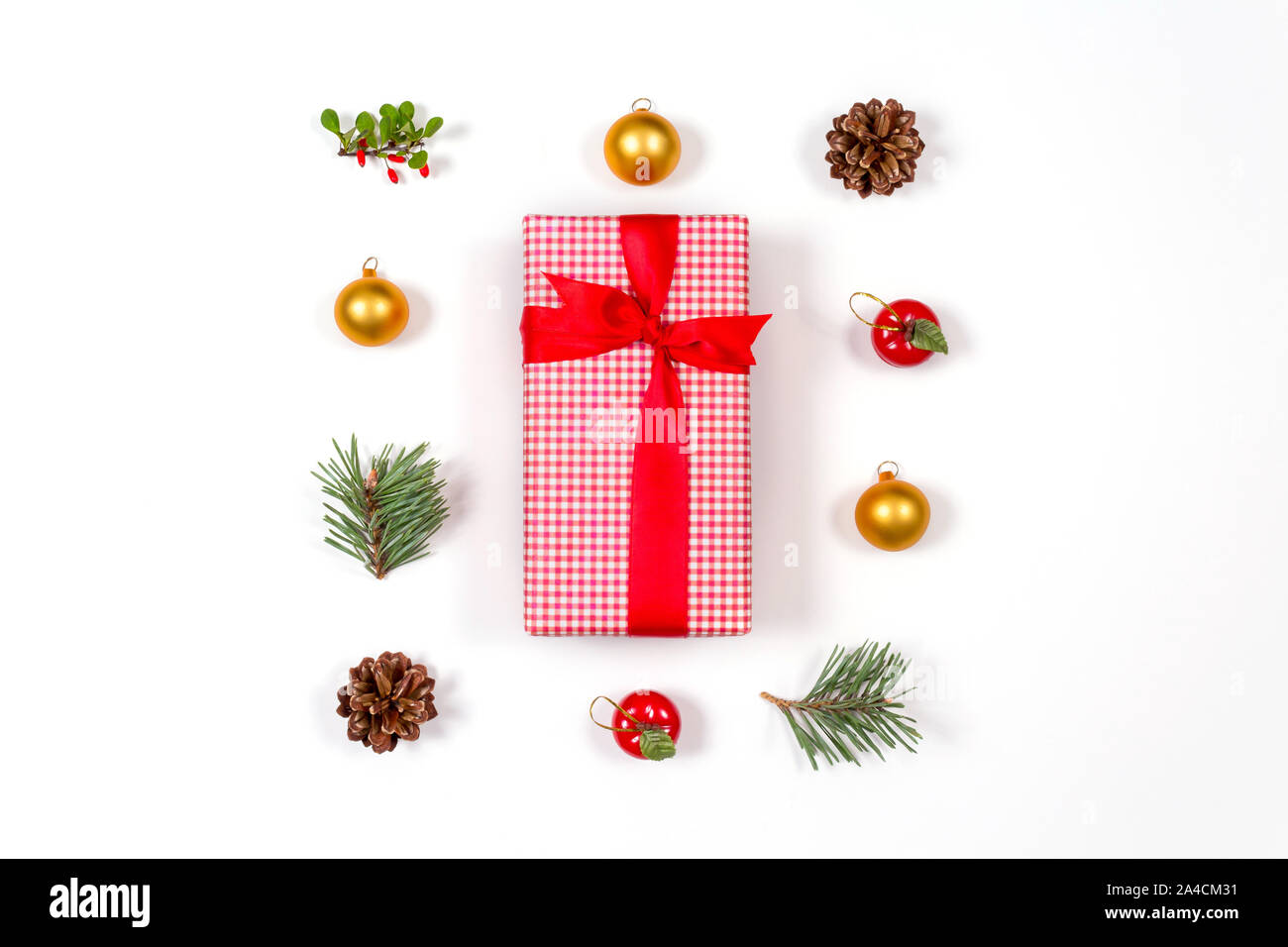 Kreative Flach von mit Schleife Geschenk in Rot auf weißem Hintergrund Handwerk Papier gewickelt. Flach, Ansicht von oben. Urlaub Sammlung und Weihnachten Konzept. Stockfoto