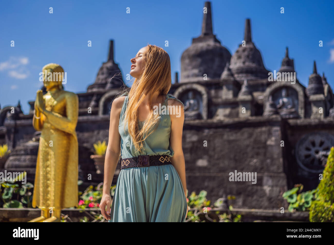 Junge Frau Tourist in budhist Tempel Brahmavihara-arama Banjar Bali, Indonesien Stockfoto
