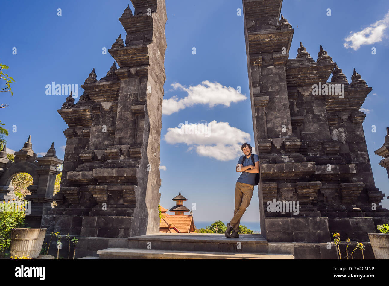 Junger Mann Tourist in budhist Tempel Brahmavihara-arama Banjar Bali, Indonesien Stockfoto