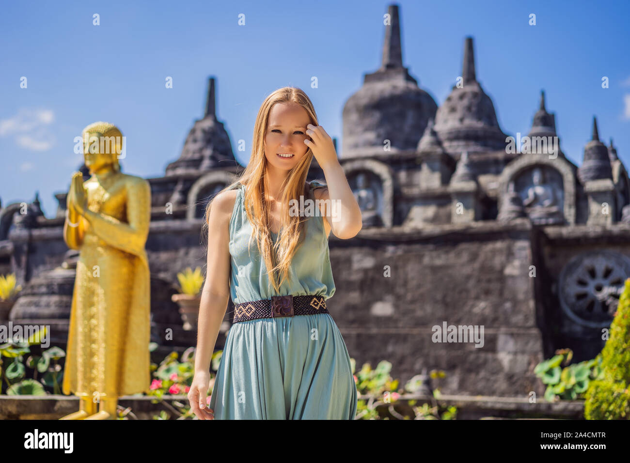 Junge Frau Tourist in budhist Tempel Brahmavihara-arama Banjar Bali, Indonesien Stockfoto