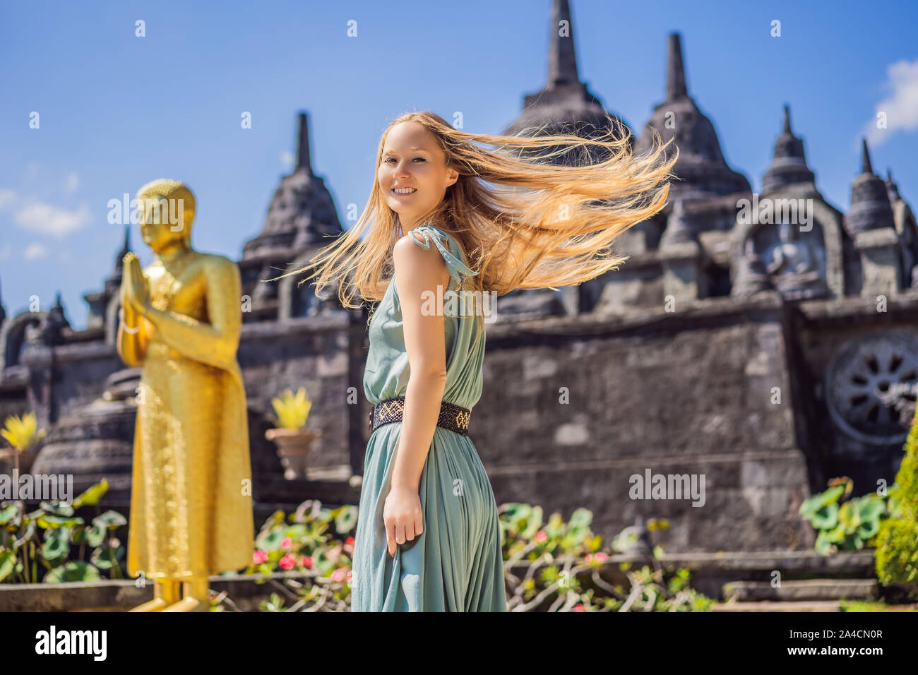 Junge Frau Tourist in budhist Tempel Brahmavihara-arama Banjar Bali, Indonesien Stockfoto