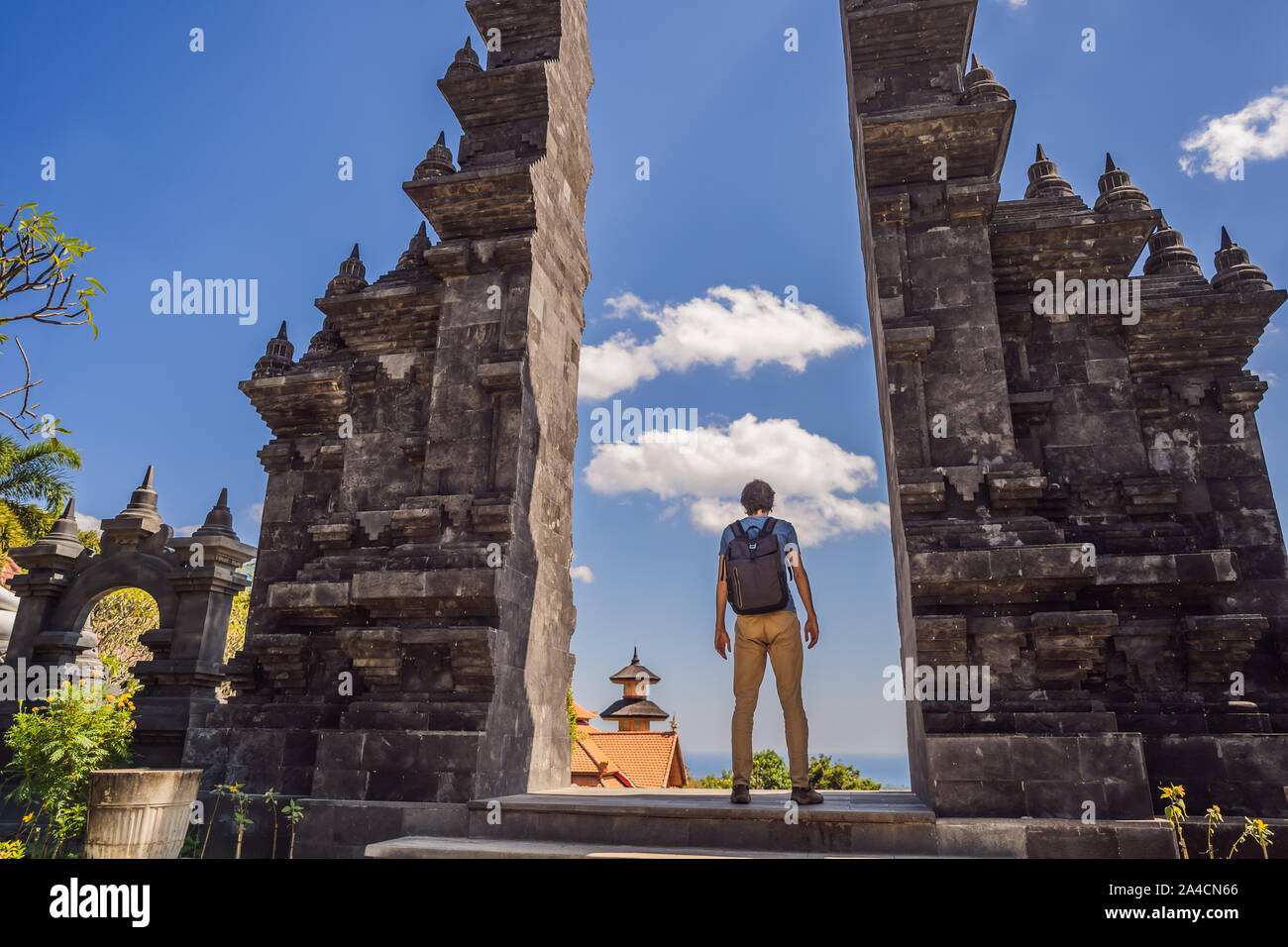 Junger Mann Tourist in budhist Tempel Brahmavihara-arama Banjar Bali, Indonesien Stockfoto