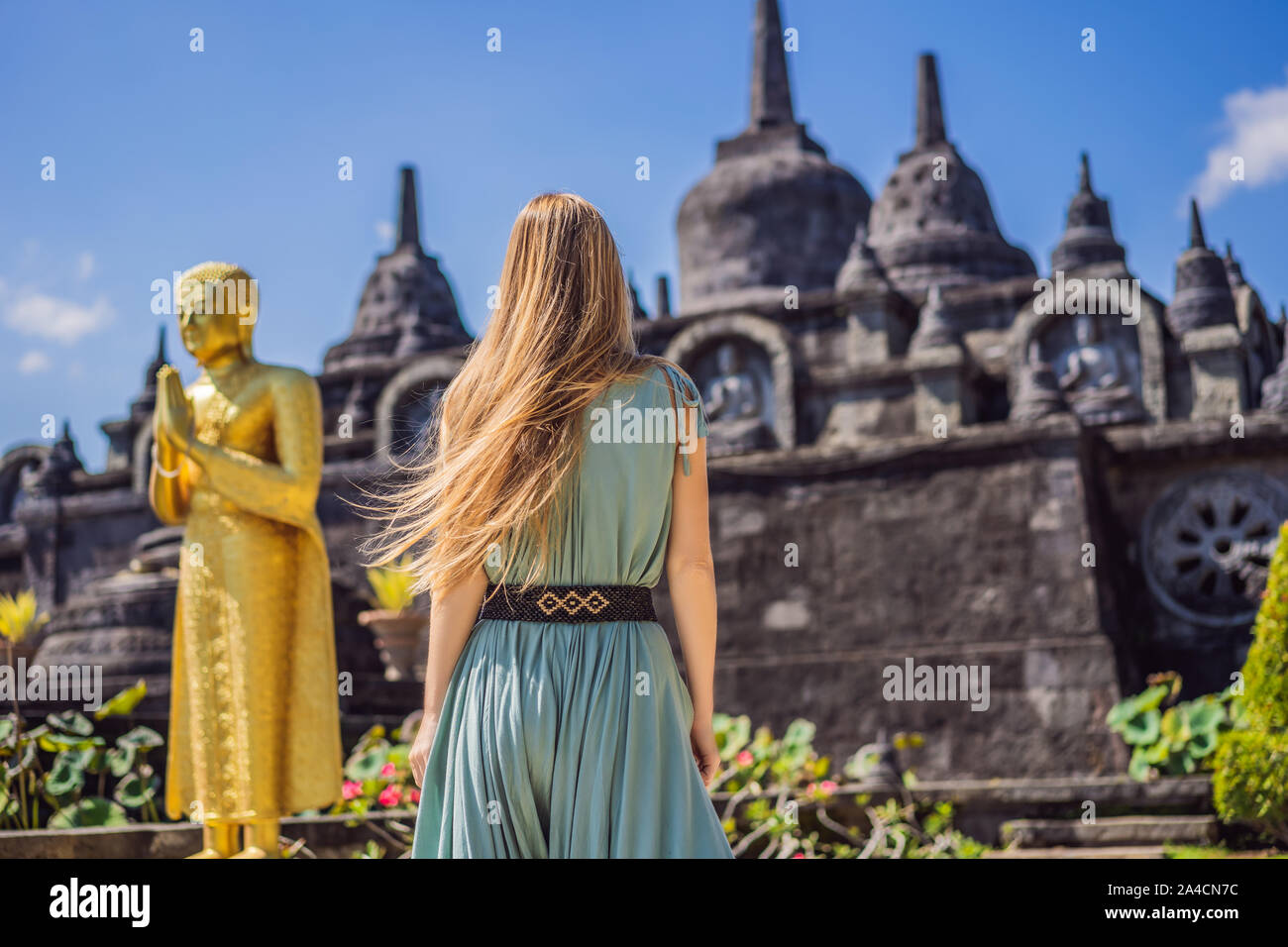 Junge Frau Tourist in budhist Tempel Brahmavihara-arama Banjar Bali, Indonesien Stockfoto