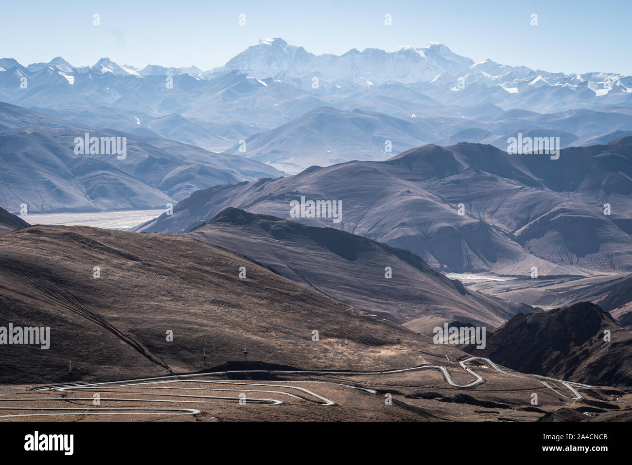 Atemberaubende Aussicht auf den Himalaya Gebirge mit dem Cho Oyu Peak von den Pang La Pass in Tibet, China Stockfoto