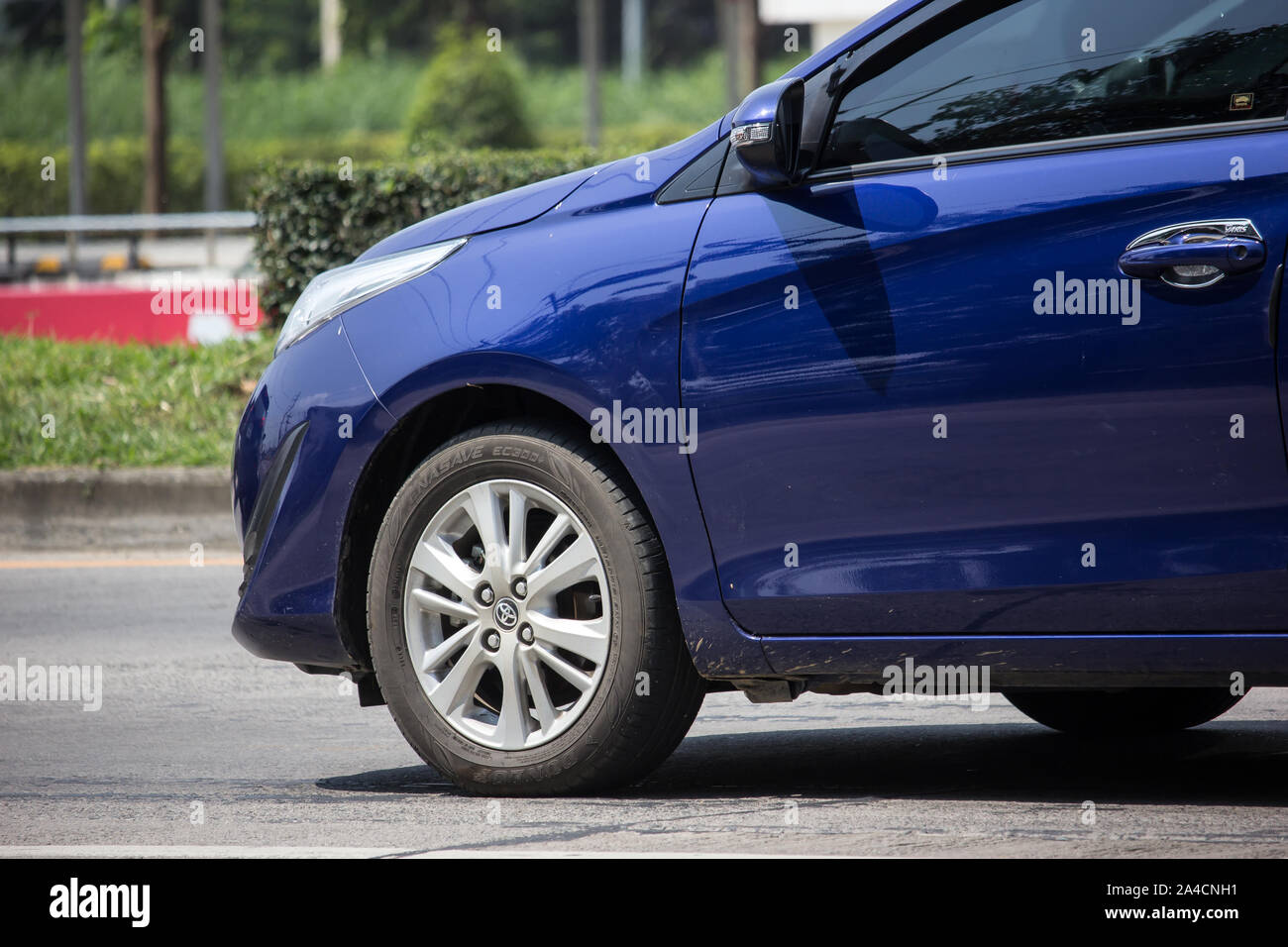 Chiangmai, Thailand - 1. Oktober 2019: Neue Private Limousine. Dunkelblau Toyota Yaris ATIV Eco Car. Foto an der Straße Nr. 121 ca. 8 km von der Innenstadt von Chi Stockfoto