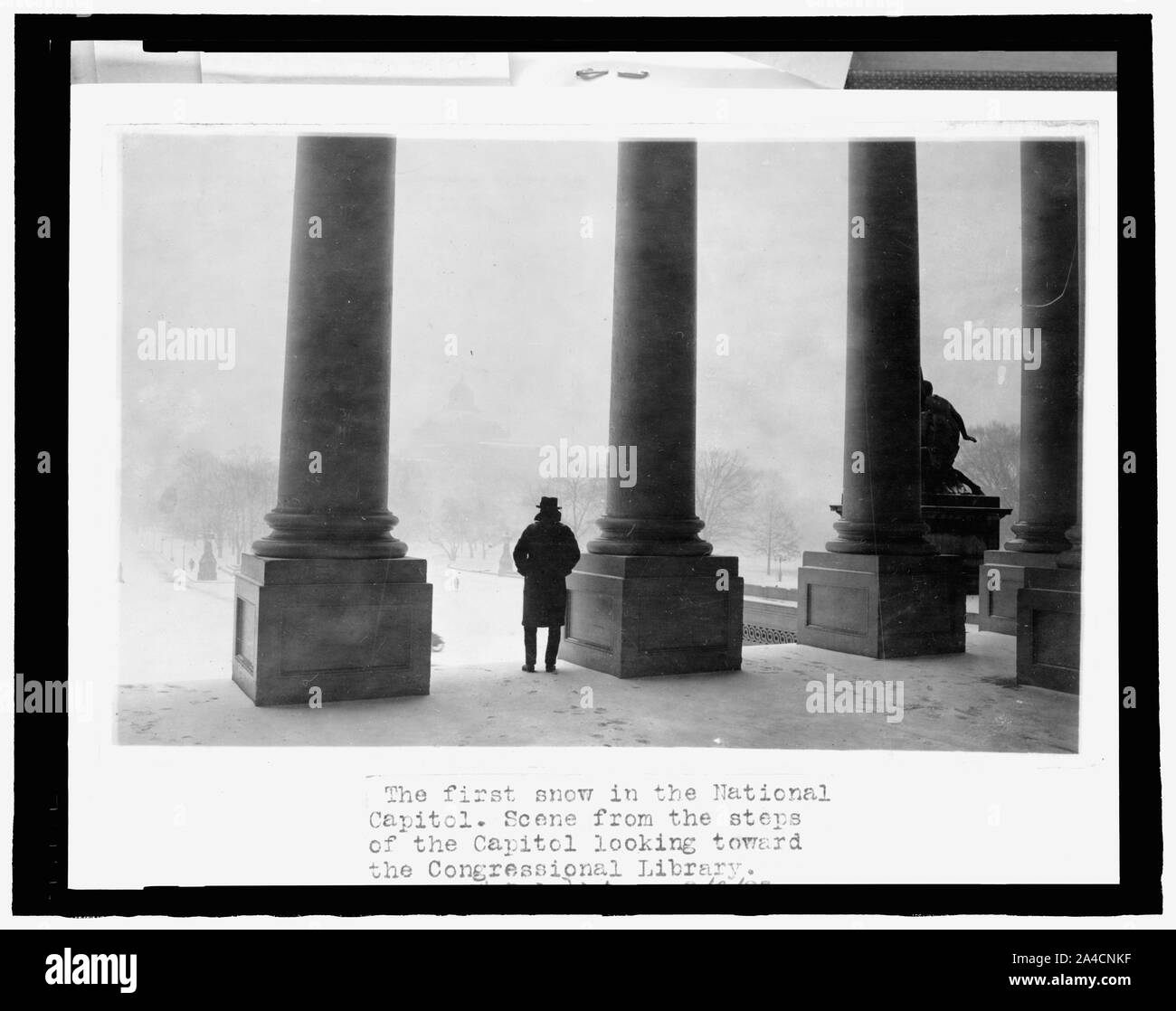Der erste Schnee in den nationalen Capitol-Szene aus, um die Schritte des U.S. Capitol, auf der Suche nach Kongress Bibliothek Stockfoto
