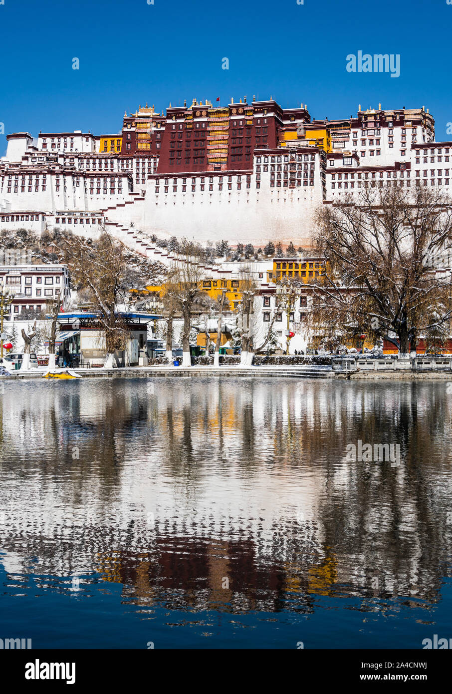 Atemberaubende Aussicht und Reflexion des berühmten Potala Palast im Herzen von Lhasa in Tibet in der Provinz in China an einem sonnigen Wintertag Stockfoto
