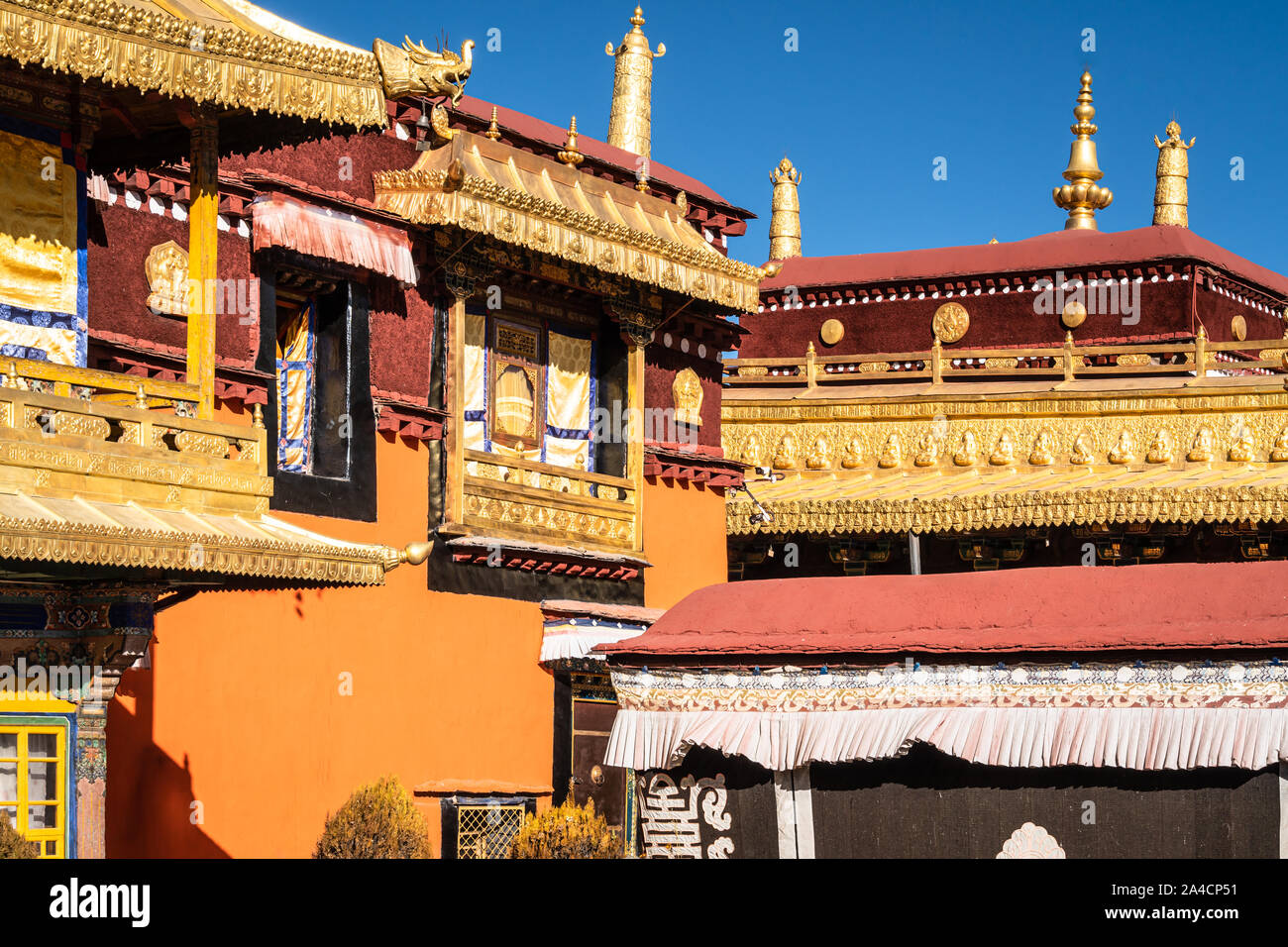 Außenansicht des berühmten tibetischen buddhistischen Jokhang Tempel in Lhasa Altstadt in Tibet, China Stockfoto