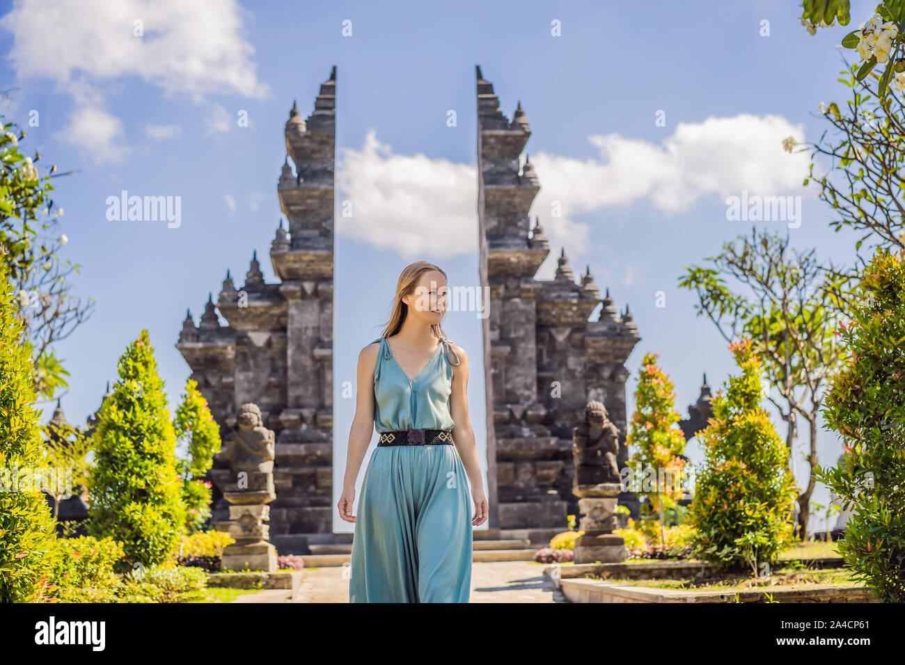 Junge Frau Tourist in budhist Tempel Brahmavihara-arama Banjar Bali, Indonesien Stockfoto