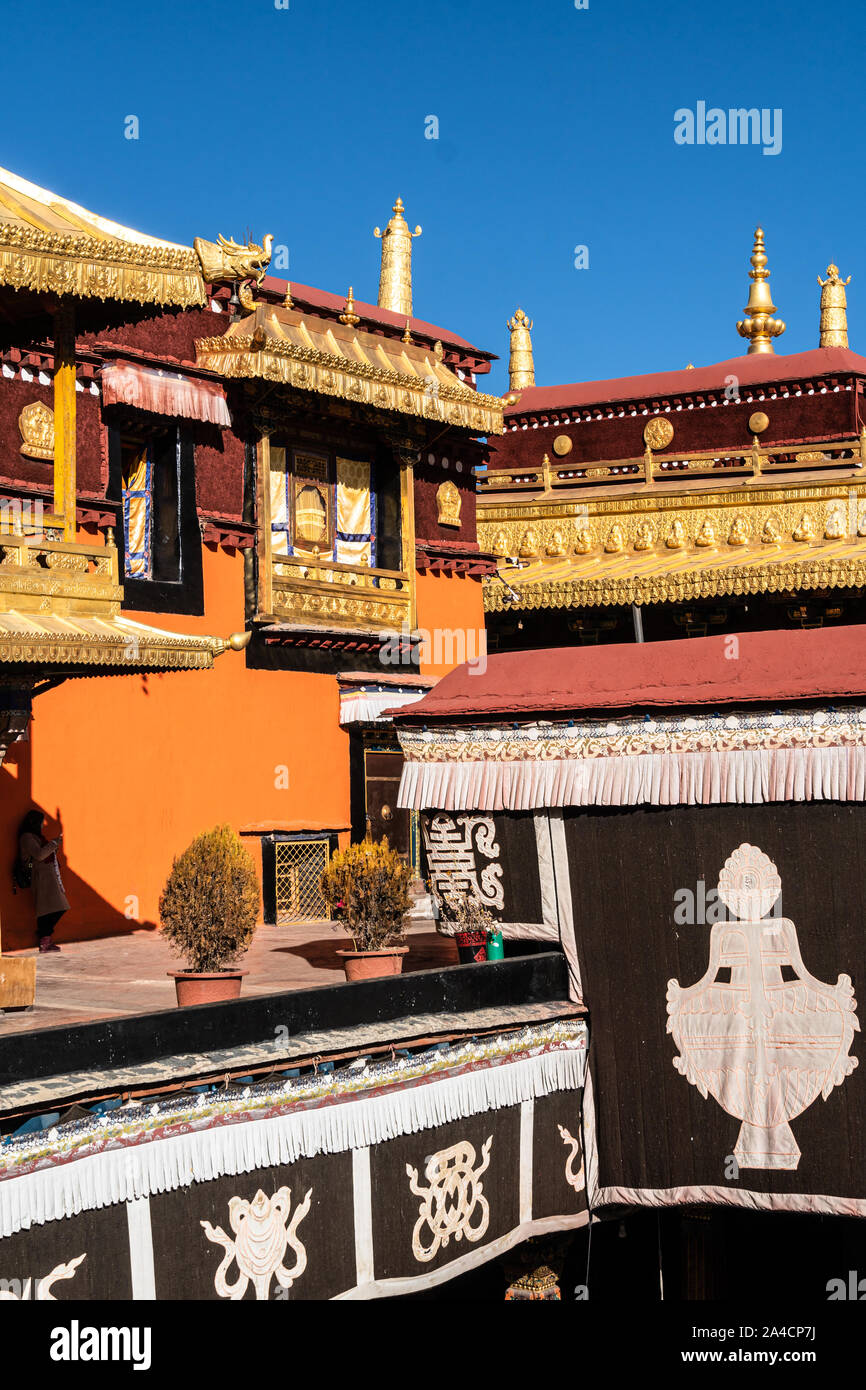 Außenansicht des berühmten tibetischen buddhistischen Jokhang Tempel in Lhasa Altstadt in Tibet, China Stockfoto