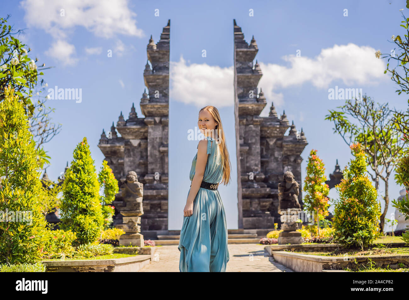 Junge Frau Tourist in budhist Tempel Brahmavihara-arama Banjar Bali, Indonesien Stockfoto