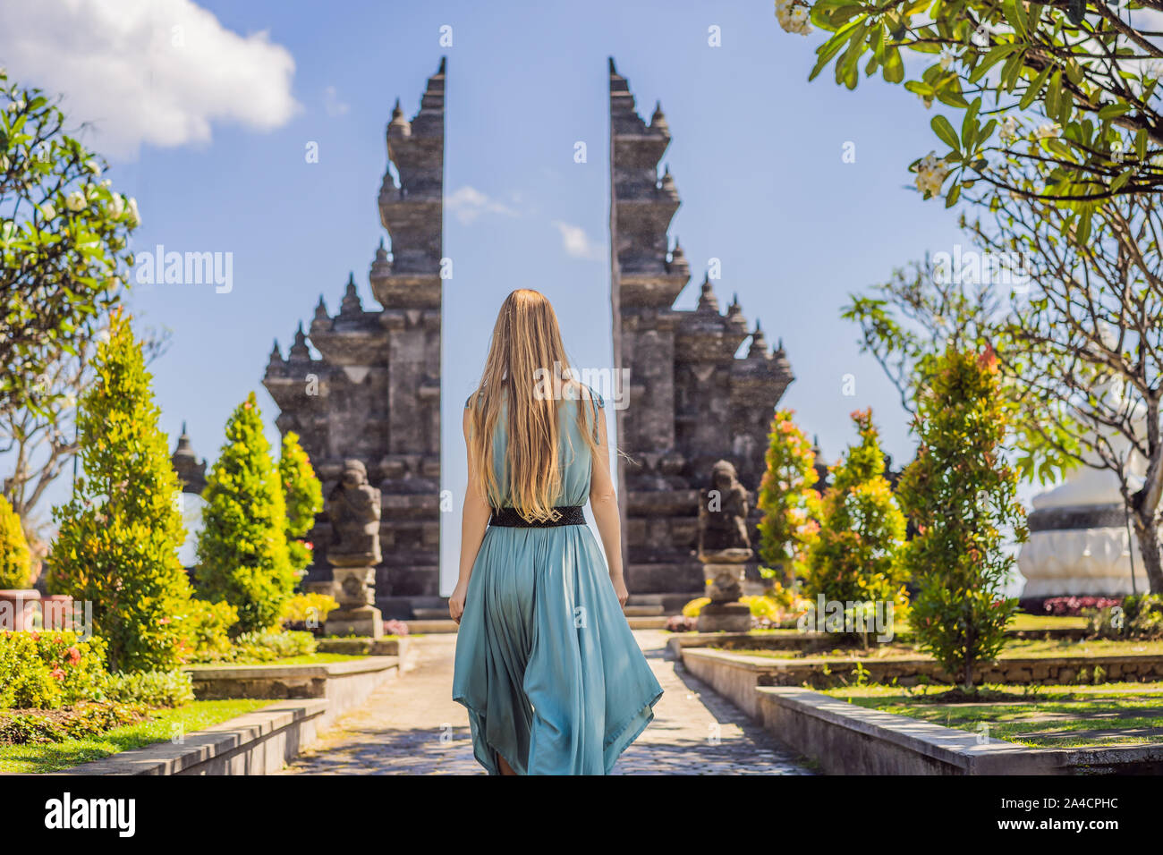 Junge Frau Tourist in budhist Tempel Brahmavihara-arama Banjar Bali, Indonesien Stockfoto