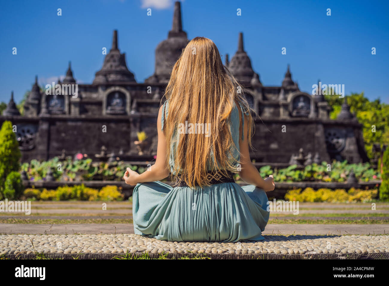 Junge Frau Tourist in budhist Tempel Brahmavihara-arama Banjar Bali, Indonesien Stockfoto