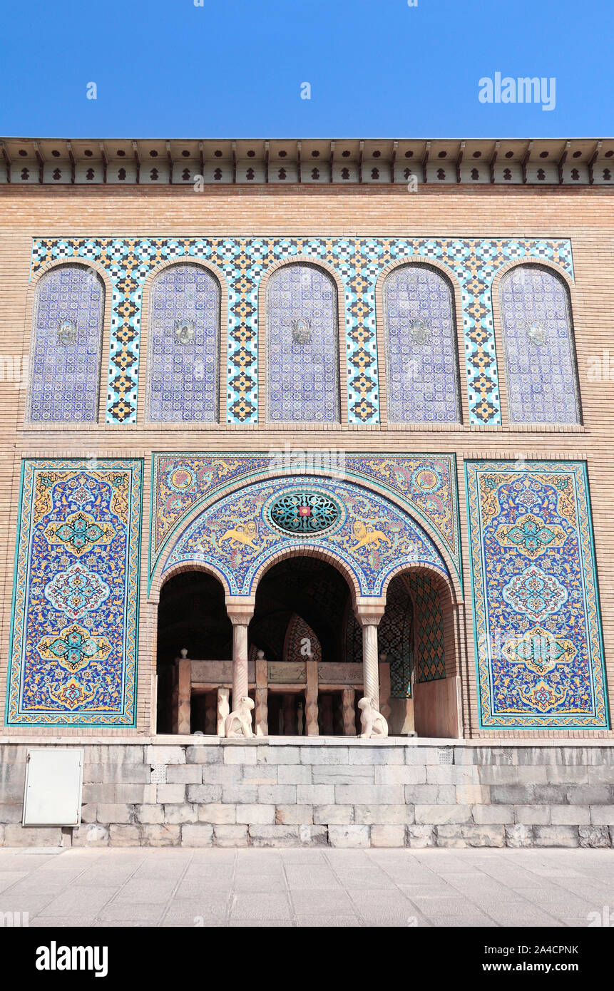 Dekorbogen mit Säulen und Marmor Löwen Statuen, Golestan Palace, Royal Qajar komplexe inTehran, Iran. Weltkulturerbe der UNESCO Stockfoto