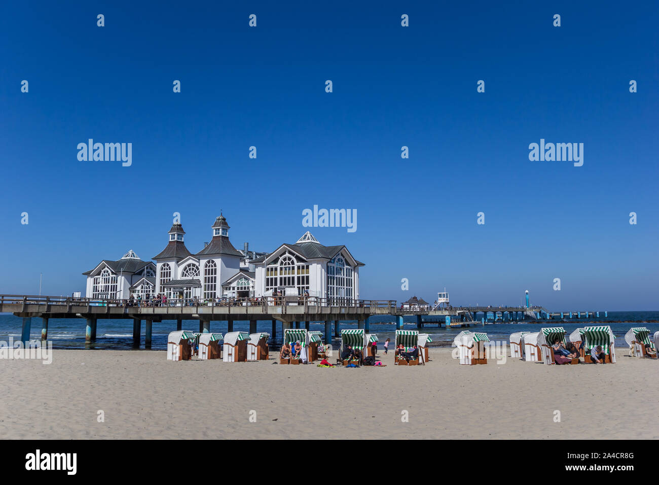 Liegen vor der Seebrücke in Sellin auf Rügen, Deutschland Stockfoto