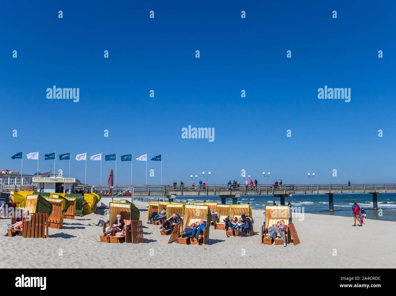 Menschen in traditionellen liegen in Binz auf Rügen, Deutschland Stockfoto