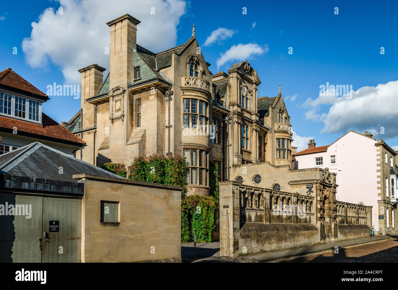 Blick auf das Merton College (vollständig: Das House or College of Scholars of Merton an der University of Oxford) in der Merton Street, Oxford, Großbritannien. Stockfoto