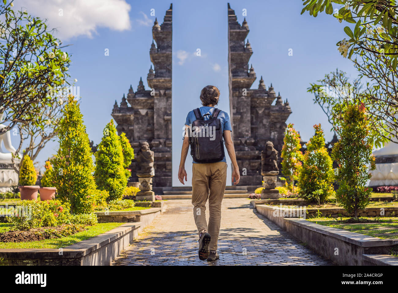 Junger Mann Tourist in budhist Tempel Brahmavihara-arama Banjar Bali, Indonesien Stockfoto