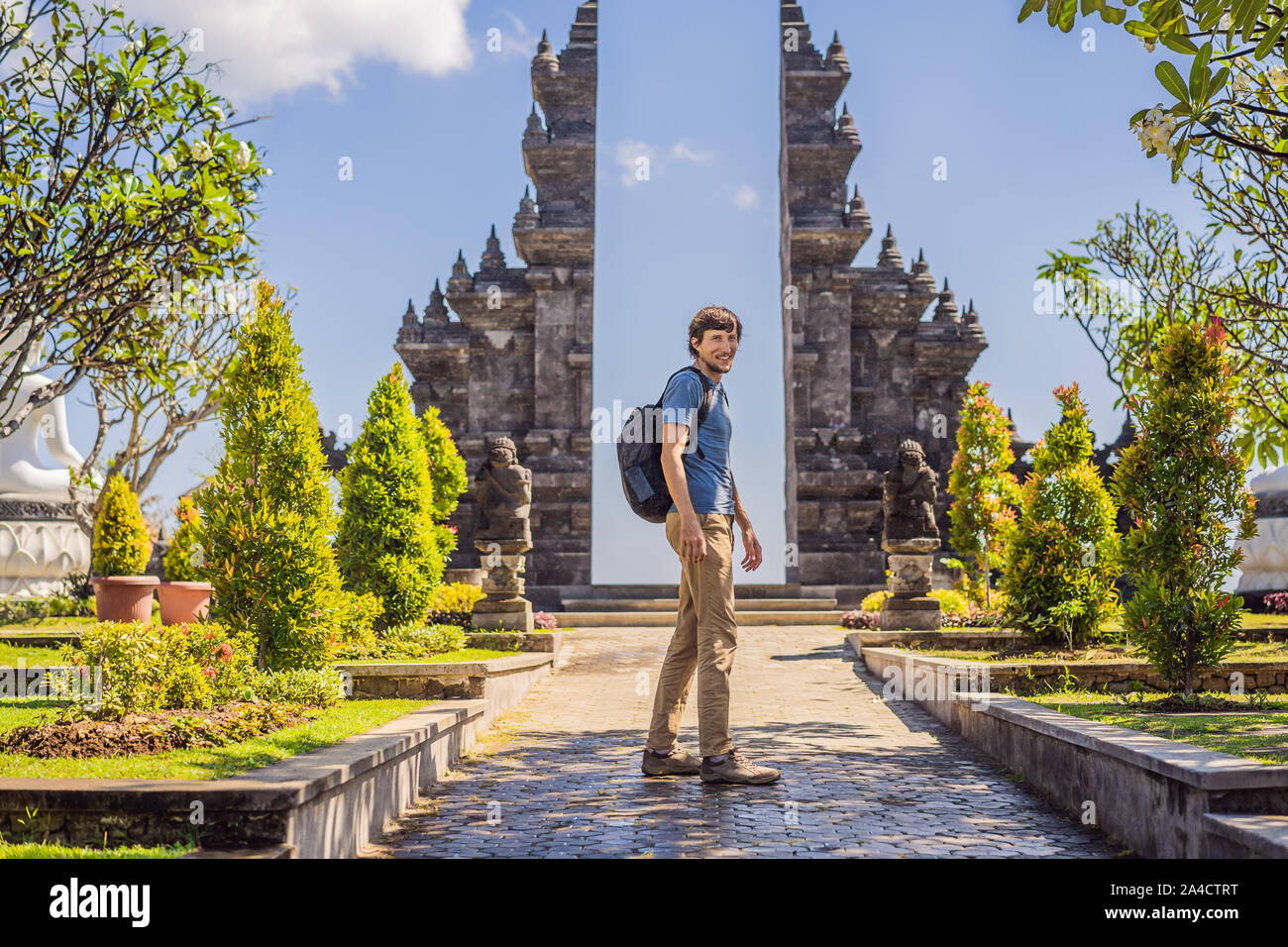 Junger Mann Tourist in budhist Tempel Brahmavihara-arama Banjar Bali, Indonesien Stockfoto