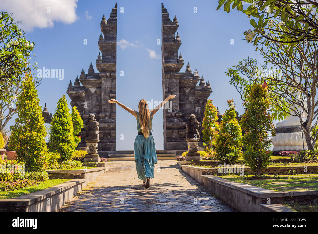 Junge Frau Tourist in budhist Tempel Brahmavihara-arama Banjar Bali, Indonesien Stockfoto