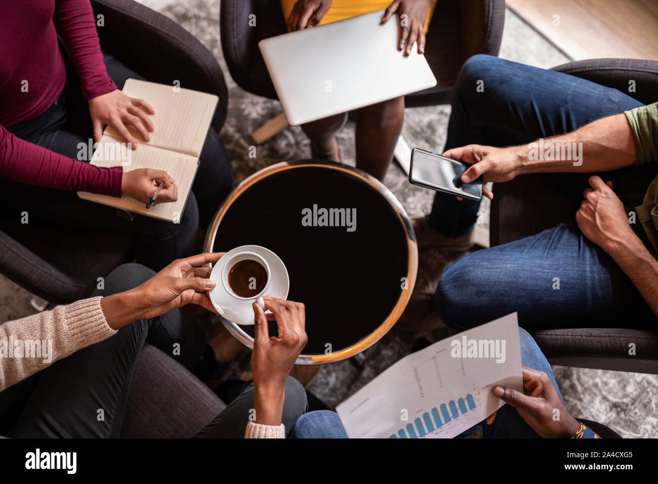 7/8-Ansicht von oben in vielfältigen kreativen Geschäft Leute, Stockfoto