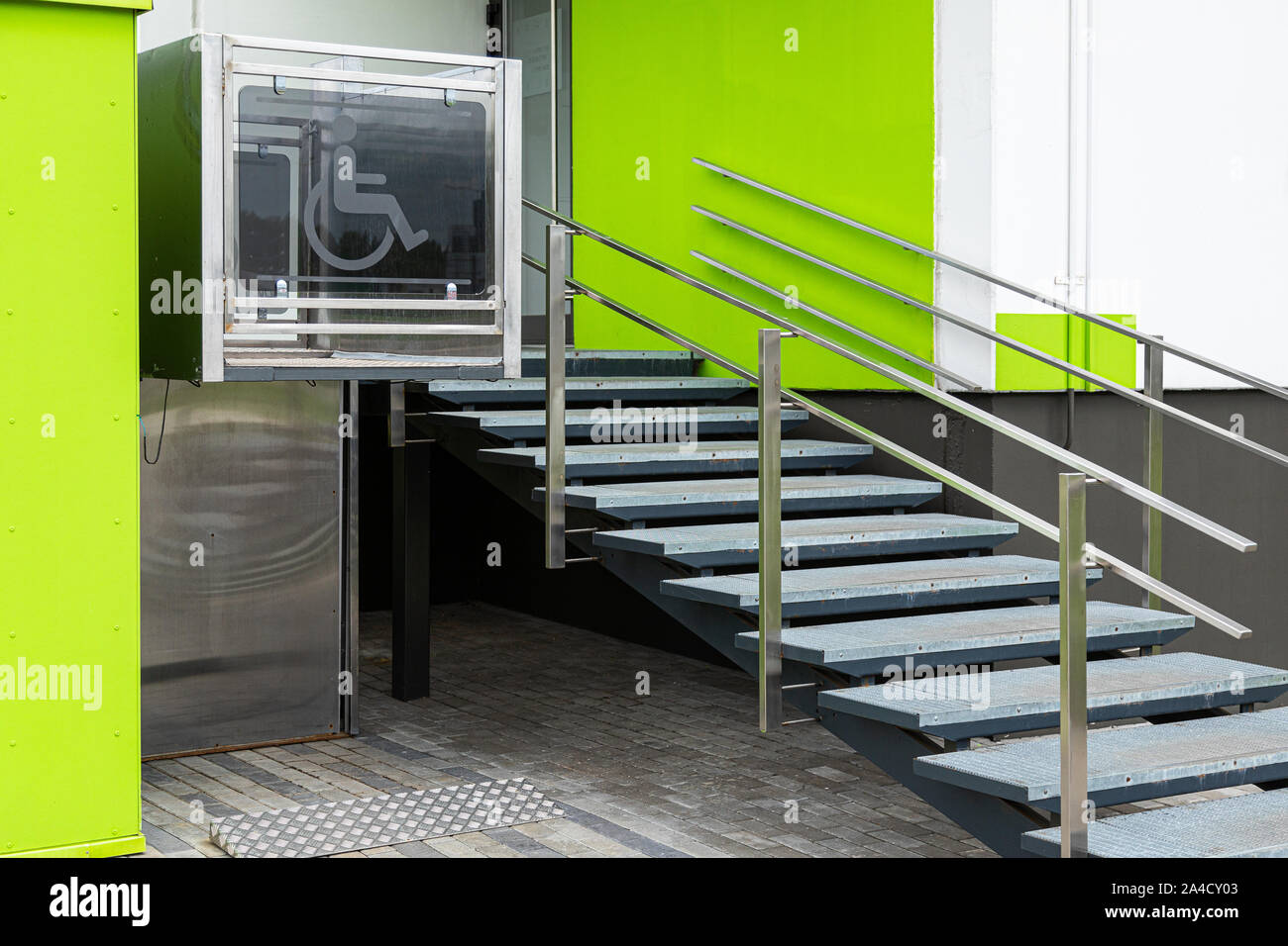 Eintrag Mehrfamilienhaus Haus mit Aufzug für Behinderte Stockfoto