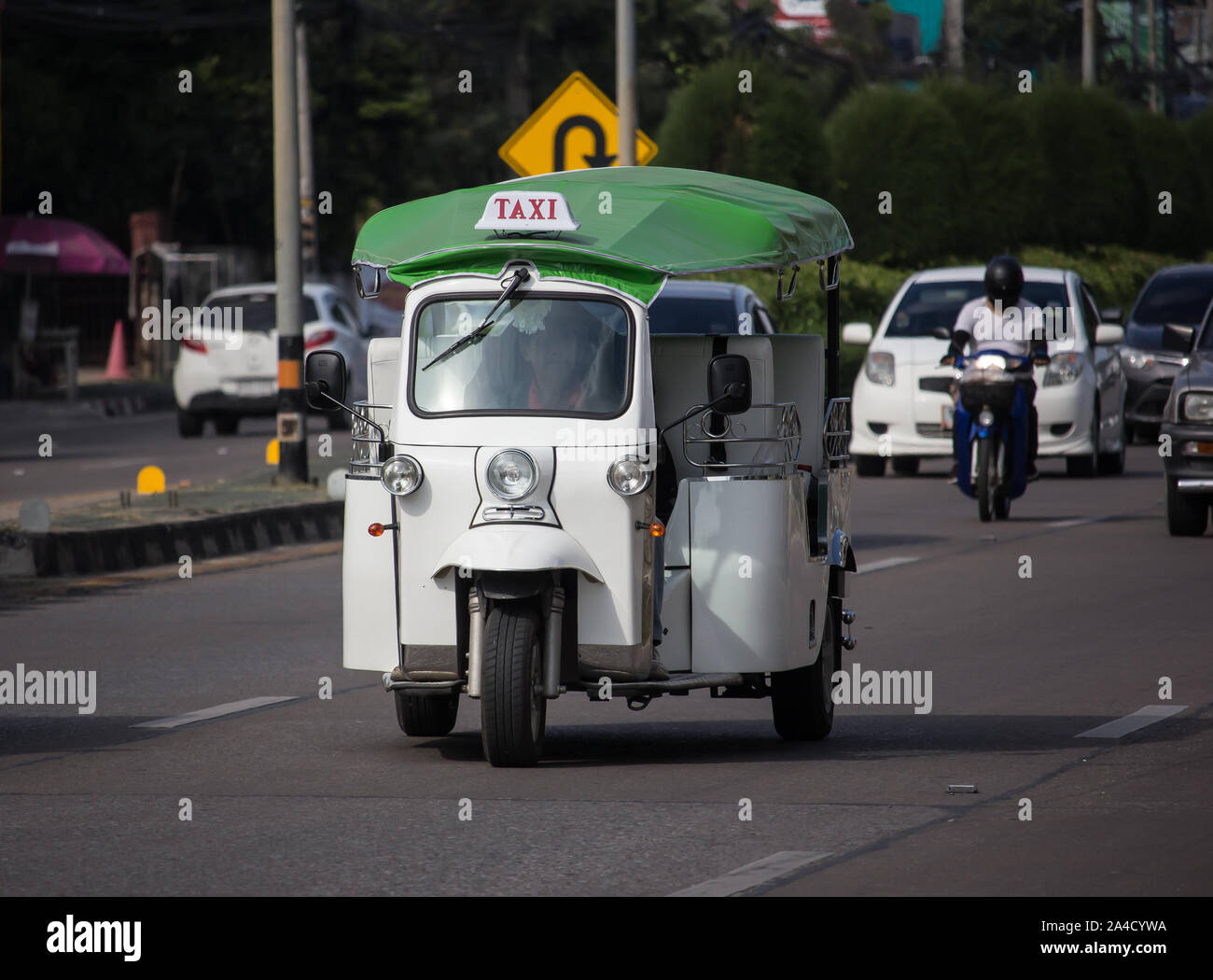 Chiangmai, Thailand - 10. Oktober 2019: Tuk Tuk taxi Chiangmai Service in Stadt und um. Foto an der Straße in die Stadt Chiang Mai. Stockfoto