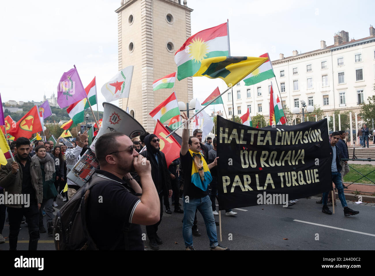 Am 12. Oktober 2019, Lyon, Auvergne-Rh ône-Alpes, Frankreich. Demonstration gegen türkische Streiks in Syrien. Kurdische Demonstranten mit Fahnen auf der Straße Stockfoto