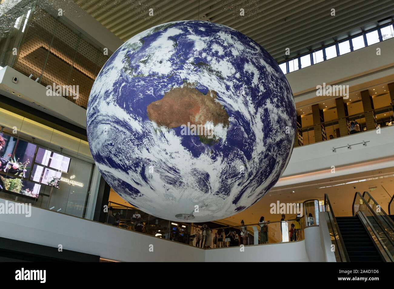 Globus, Australien, von den Zuschauern und Besuchern in Shenzhen, China umgeben Stockfoto