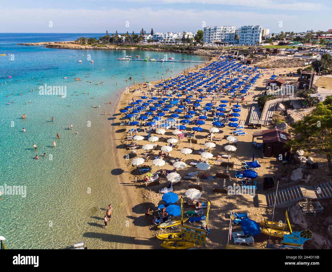 Protaras, Zypern - Oktober 11. 2019 der berühmte Feigenbaum Strand der Stadt Stockfoto