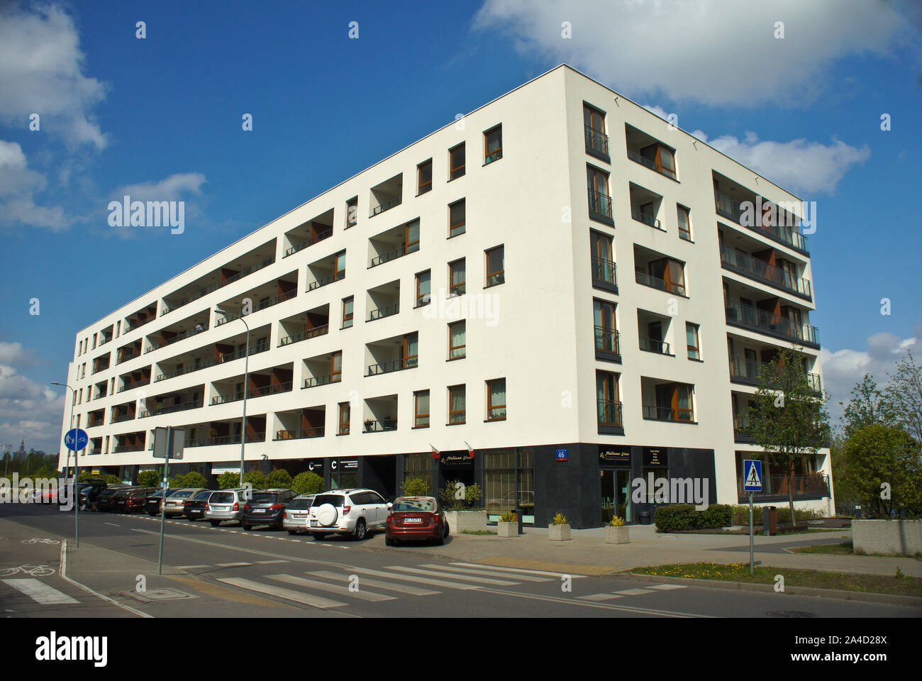 Warschau, Polen. 22. April 2019. Moderne, luxuriöse Wohnung, Gebäude in Warschau Goclaw Stockfoto
