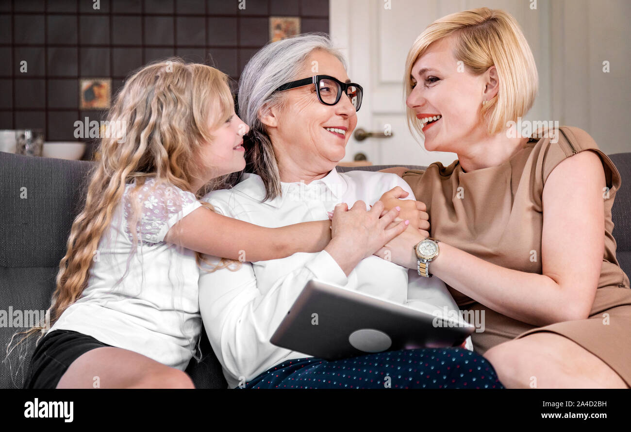 Drei Generationen von Frauen genießen Freizeit zusammen verbringen in einem Wohnzimmer Stockfoto
