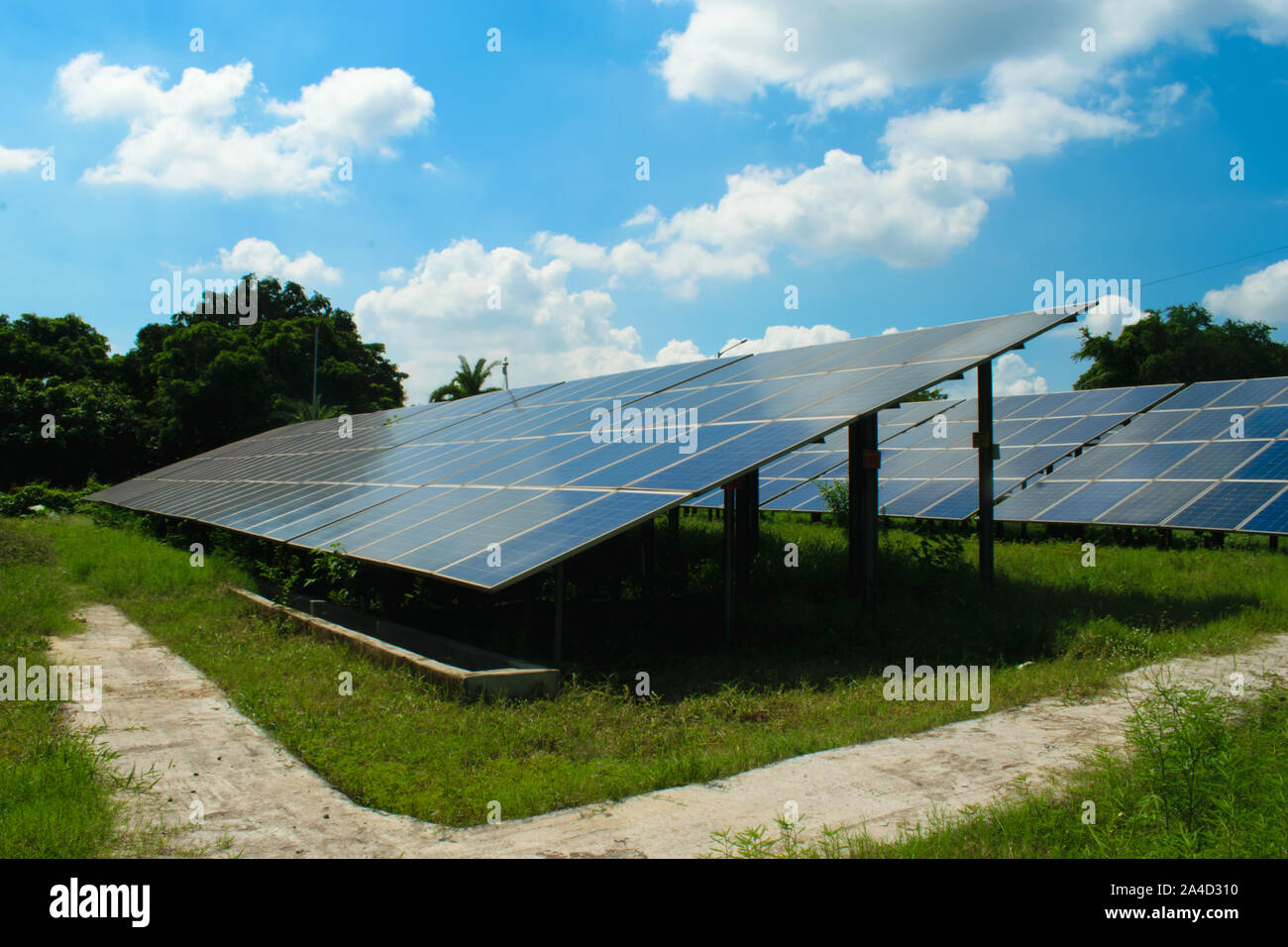 Solarkraftwerk (PV-Array) mit schönem Himmel, WB, Indien. Stockfoto