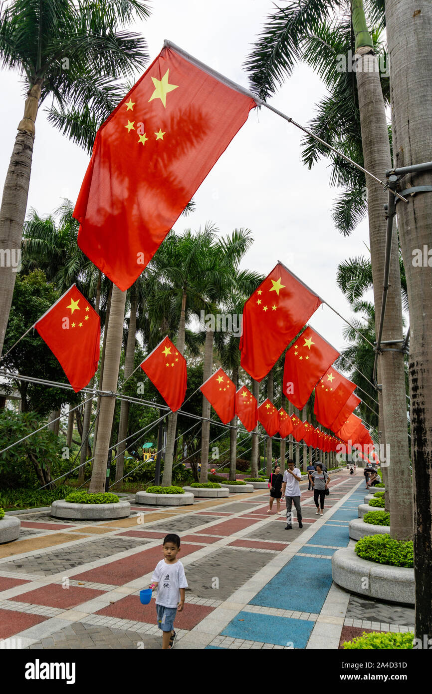 Patriotismus in China, doppelte Reihe von Chinesischen Nationalen Flaggen auf dem Boulevard in Shenzhen, China Stockfoto