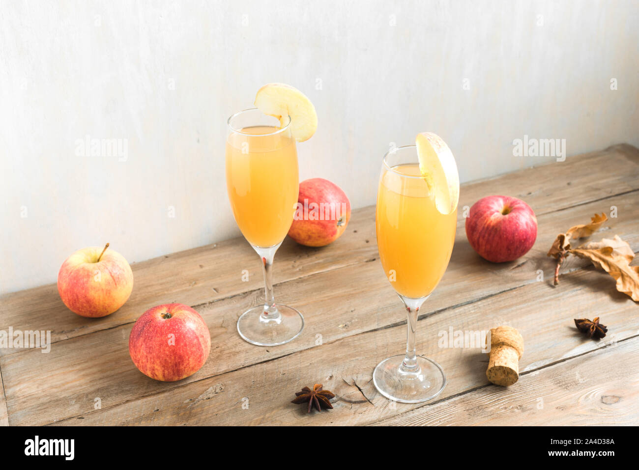 Apple Mimosa Cocktail auf Holztisch, kopieren. Saisonale herbstliche Getränke für Feiertage - Champagner mimosa Cocktail mit Äpfeln. Stockfoto
