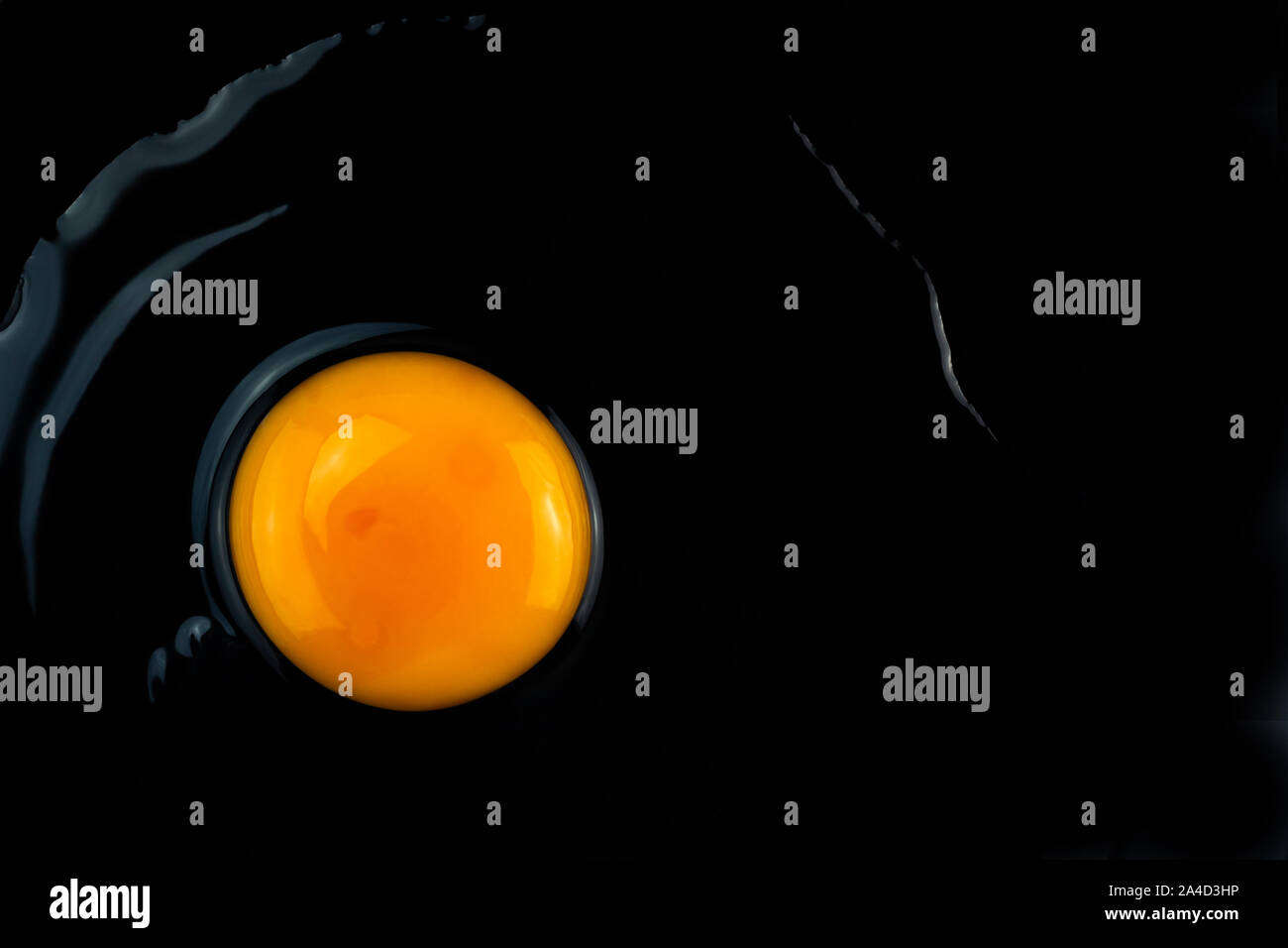Rohe Eier ohne Schale und Eigelb auf dunklem Hintergrund Stockfoto