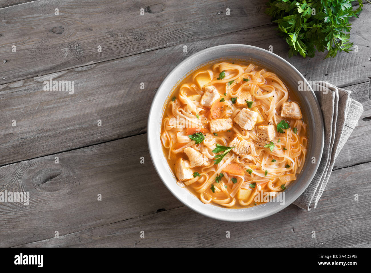 Huhn Nudelsuppe mit Gemüse auf Holz, Ansicht von oben, kopieren. Hausgemachte Huhn oder Truthahn Suppe. Stockfoto