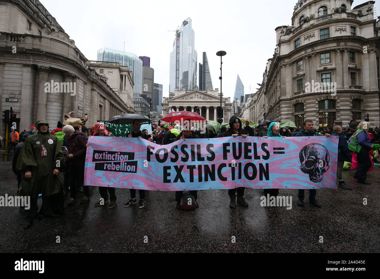 Demonstranten blockieren die Straße draußen Mansion House in der City von London, während ein Aussterben Rebellion (XR) Klimawandel protestieren. Stockfoto