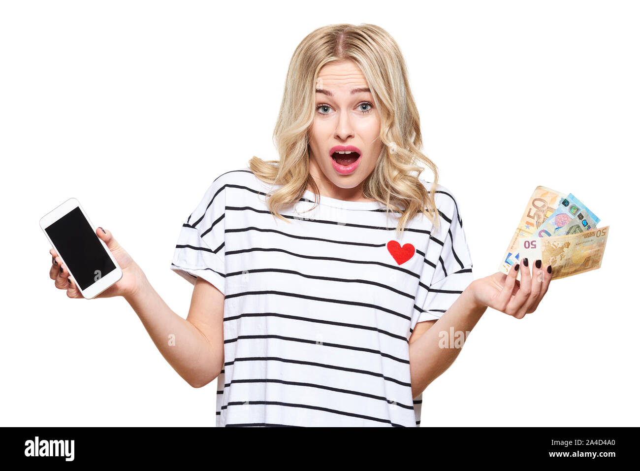Frustrierte Frau zuckte mit den Schultern, zeigt Handy mit leeren Bildschirm und Halten von Lasten von Euro-banknoten vor weißem Hintergrund. Große Tel. Stockfoto