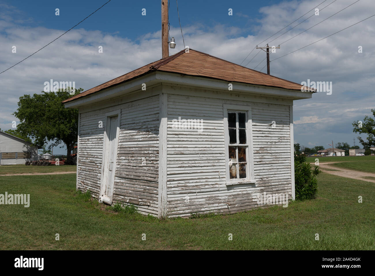 Der einsame verbleibende ursprüngliche Gebäude, das einst die Heimat von einem schwarzen Teilpächter, beim Pförtner Farm, auch bekannt als Walter C. Porter Bauernhof, in der Nähe von Terrell in Kaufman County, Texas Stockfoto