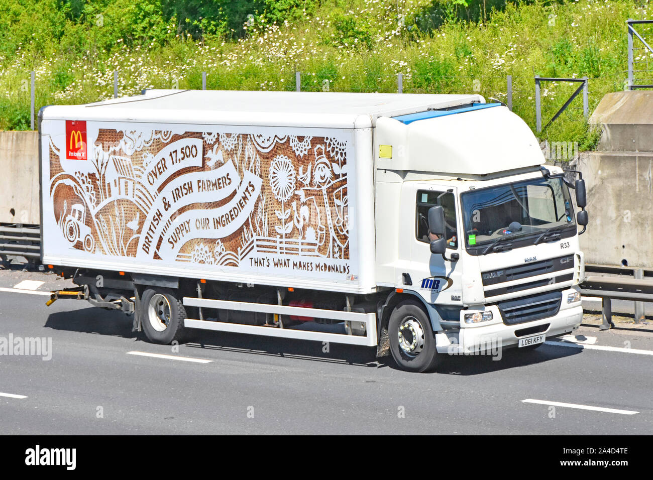 Seitenansicht Marke McDonalds Fast Food Restaurant business Food Supply chain Lieferung LKW LKW-Werbung verwenden, britischen und irischen Zutaten Autobahn UK Stockfoto