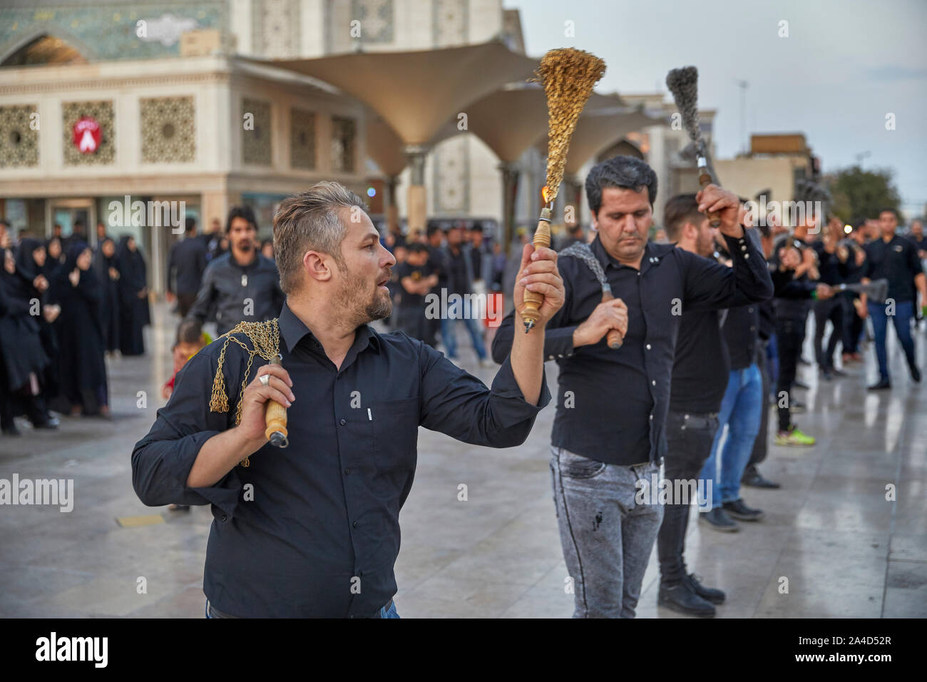 Für den jährlichen Urlaub Arbain viele Gläubige in der Stadt Qom im Iran gesammelt am 09.11.2017. Das religiöse Fest gefeiert wird 40 Tage nach Ashura, dem Fest des Martyriums des Hussein, ein Enkel des Propheten Mohammed. Die Prozession findet den ganzen Tag über bis spät in den Abend und endet dann im Heiligtum der Fatemeh al-Masumeh, die Schwester von der Achte Imam. | Verwendung weltweit Stockfoto