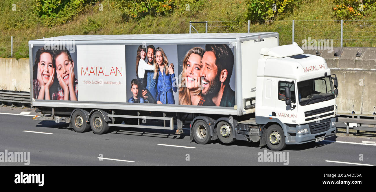 Matalan klicken & sammeln Marke & Werbung Mode Fotografie Seitenansicht des Supply chain Lieferung Anhänger hinter DAF LKW LKW LKW Auf de Autobahn Stockfoto