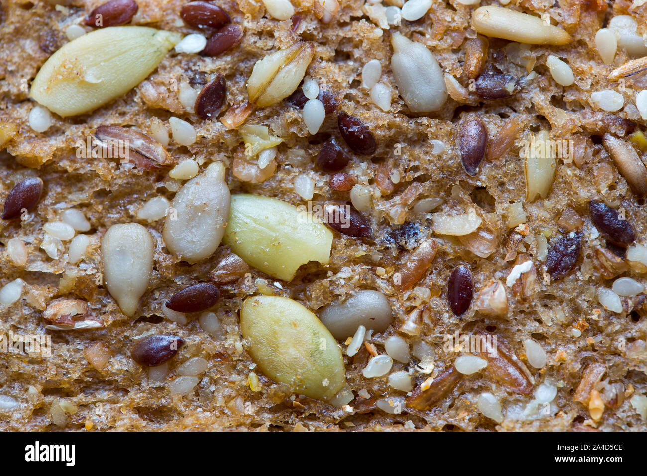 Brot, Mehrkornbrot, Oberfläche, teilweise ganze Körner gebacken, Brotkruste, Stockfoto