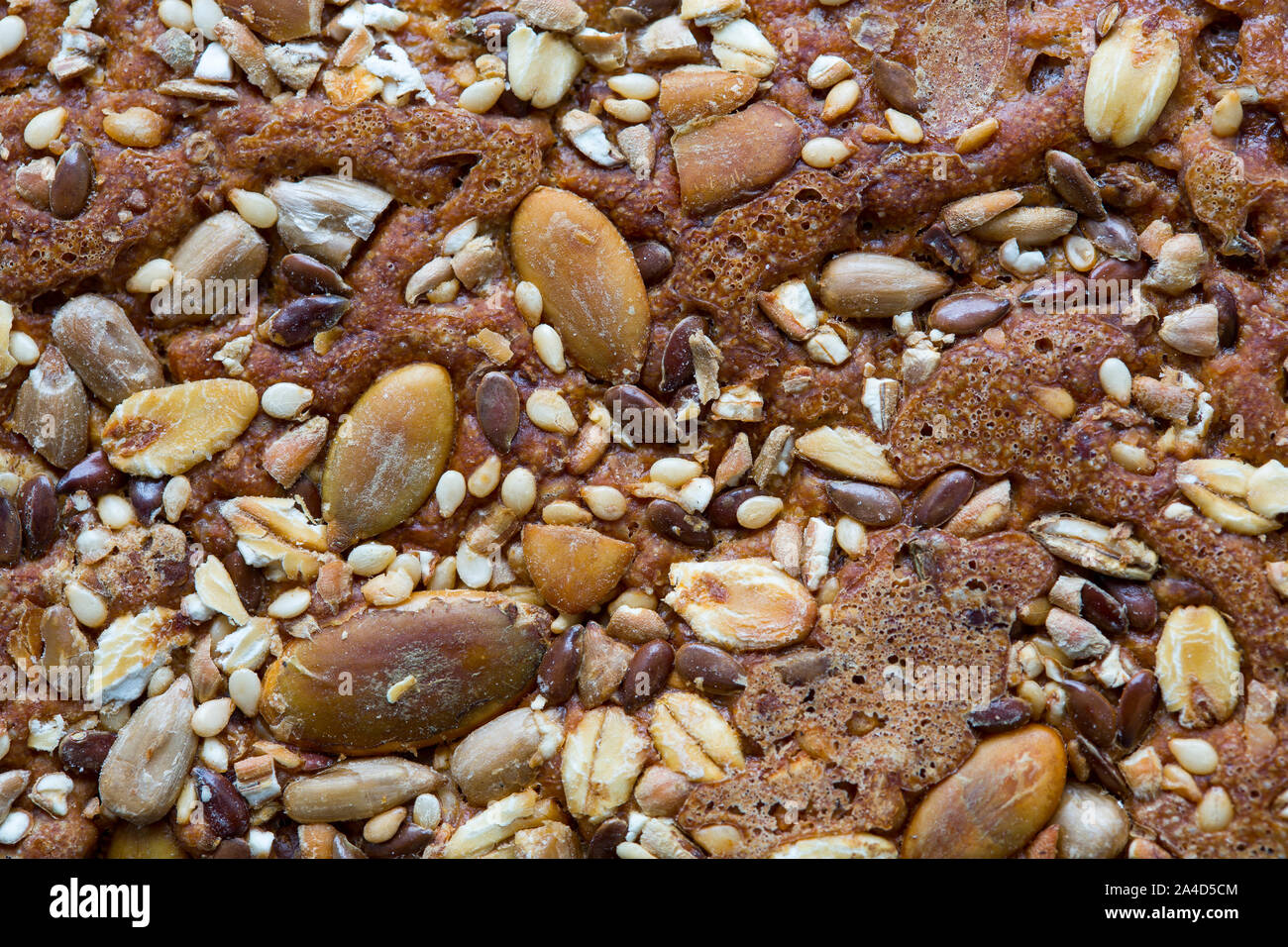 Brot, Mehrkornbrot, Oberfläche, teilweise ganze Körner gebacken, Brotkruste, Stockfoto