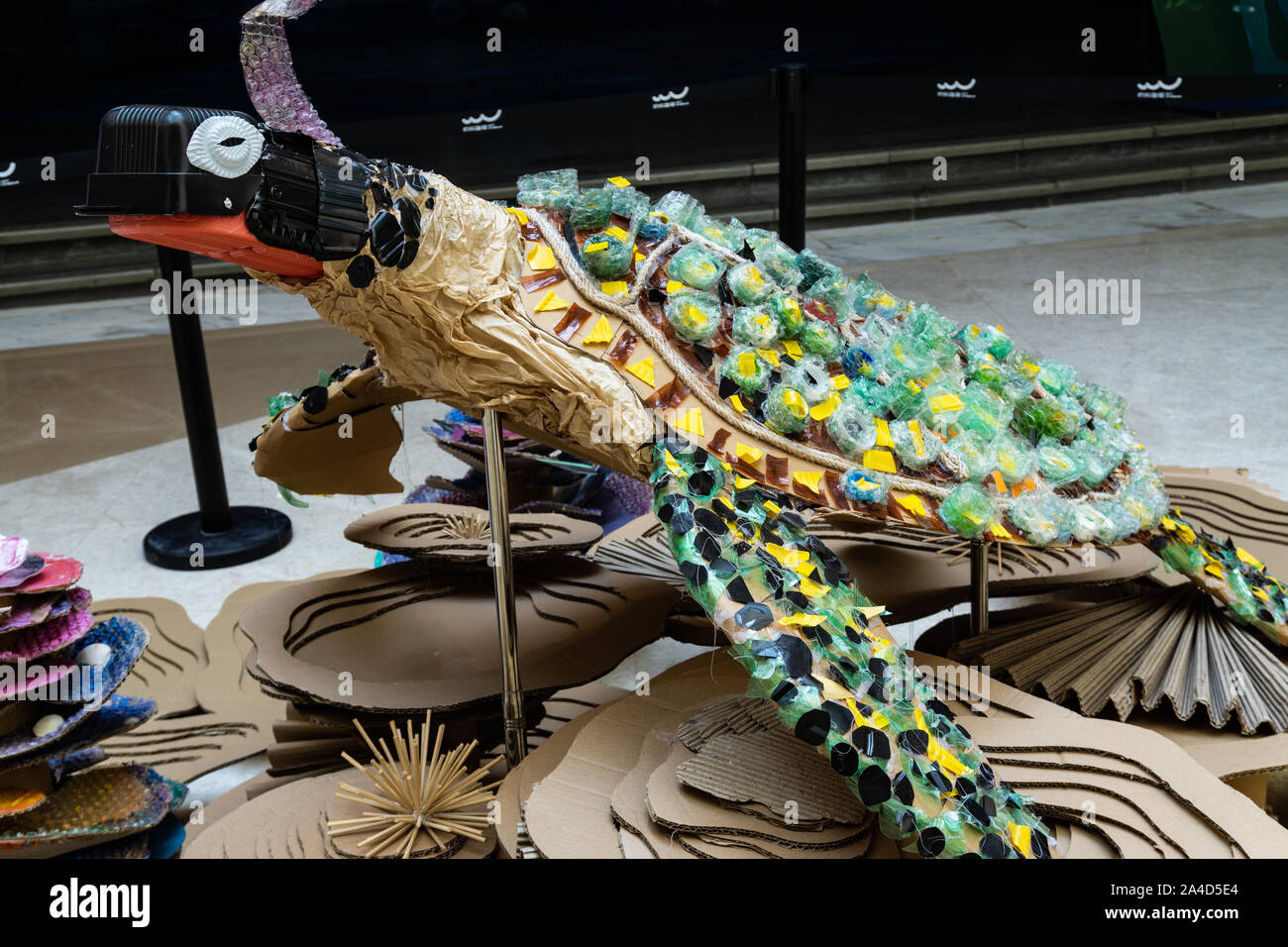 Kunststoff Papierkorb in die marine Tiere Auswirkungen der Kunststoff auf die Tierwelt in China zu zeigen Stockfoto
